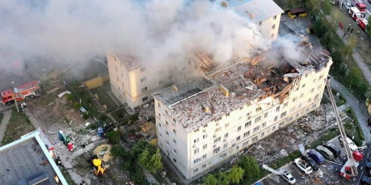 Russian drone strikes kill 7 in Kharkiv during Zelenskyy’s White House meeting with Trump